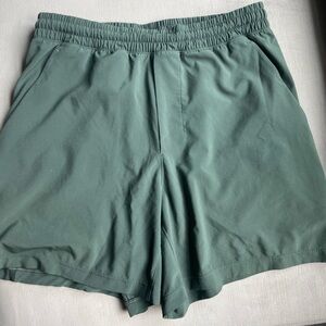 Men’s M lululemon shorts